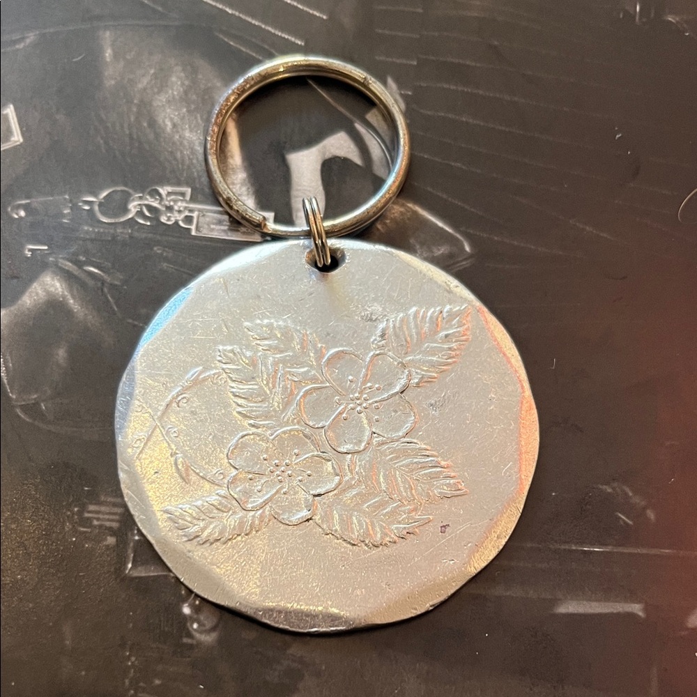 WENDELL AUGUST FORGE STAMPED FLORAL PEWTER ROUNF KEY CHAIN